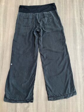 LULULEMON Wide Leg 100 % TENCEL Charcoal Grey Yoga Pants. Size 8